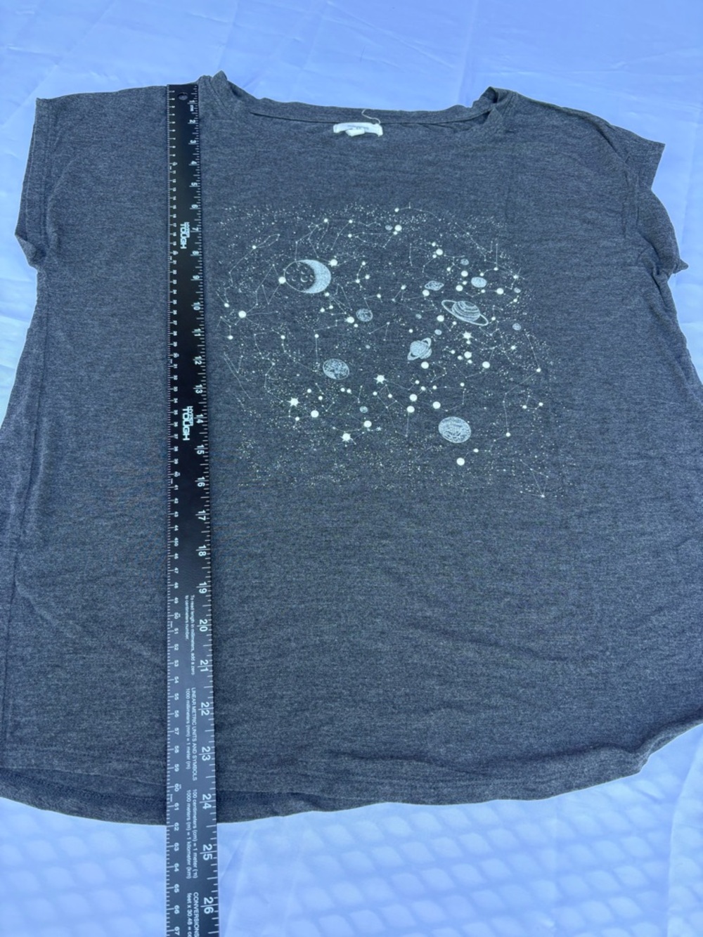 Maurices Embellished Charcoal Gray Short Sleeve Tee Celestial Print & Pearls Med - Picture 6 of 7